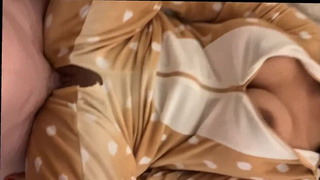 Сисястая сестричка в пижаме надрочила киску перед инцестом с родным братом