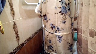 Жена отсосала член мужа в ванной через шторку