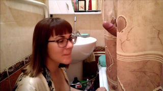 Жена отсосала член мужа в ванной через шторку